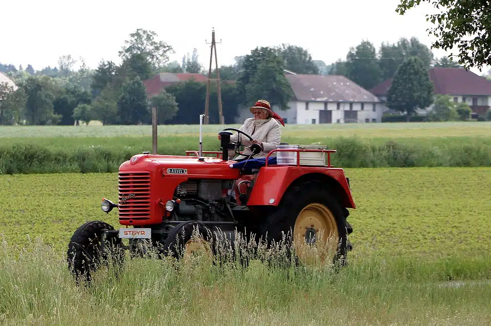 Utiliser un micro tracteur pour aménager votre jardin