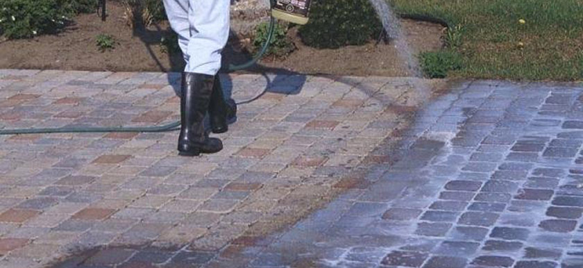 Comment nettoyer du béton noirci ?