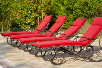 Bain de soleil ou transat : lequel choisir pour son jardin ou sa terrasse ?